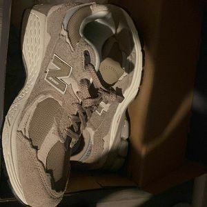 Size 7 1/2 in men’s 9 in women’s new balances classic Brown